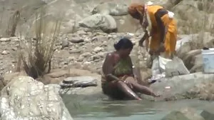 පච්ච කොටාගත් චබී බබා ලිලී ඩිල්ඩෝ තමා සහ ඇඟිලි ගසයි
