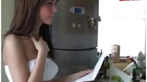 Busty brunette milf ඇගේ මිතුරිය විසින් පහර දුන්නා
