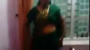 සරාගී මිල්ෆ් පහර සහ උරා බොන කුකුළා