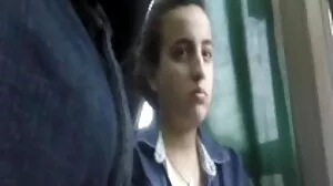 කුඩා ආසියානු යෞවනයා විශාල කළු කුකුළා ගනී