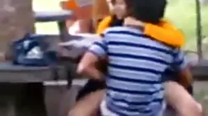 යෞවන ළදරුවා විශාල කළු කුකුළා හිස ලබා දෙයි
