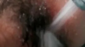 කුඩා තරුණයා නැමී ඇත
