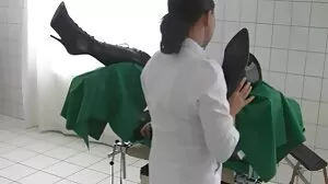 විශාල තනපට සහිත සරාගී කිරිල්ලිය ඇඟිලි ගනියි