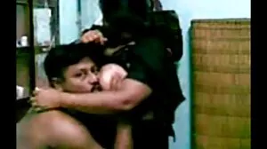 ගැබිනි කළු පැටවා ඇලිසියා උණුසුම් ත්‍රිත්වයකින් ද්විත්ව පුරවා ගනී